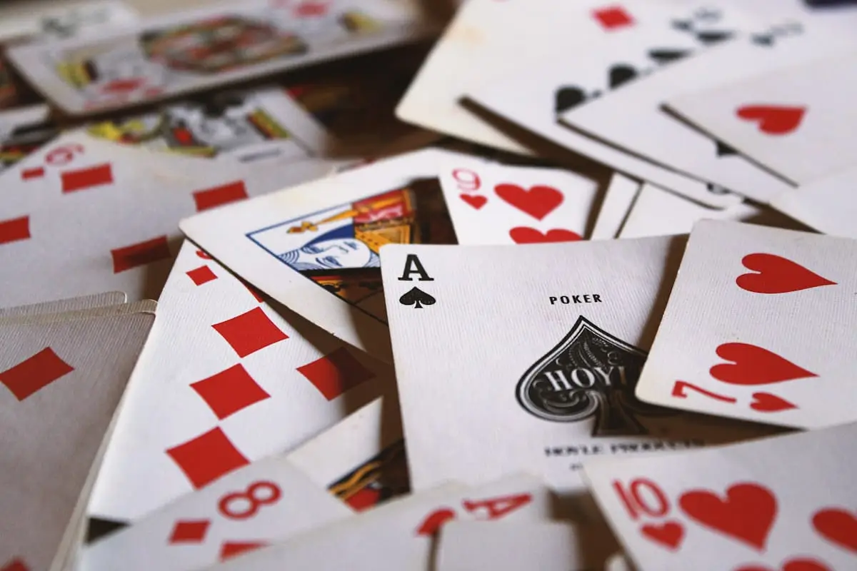 Poker žetoni na igralni mizi