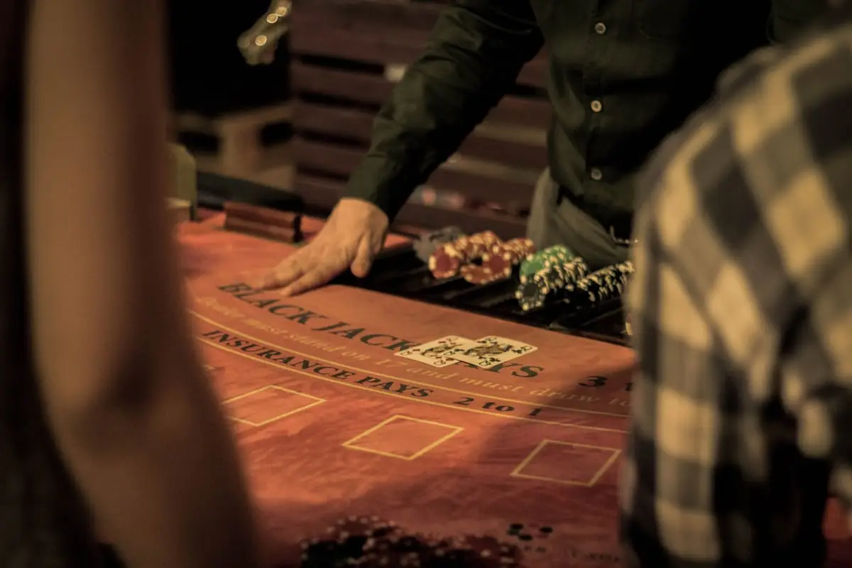 Poker žetoni na igralni mizi