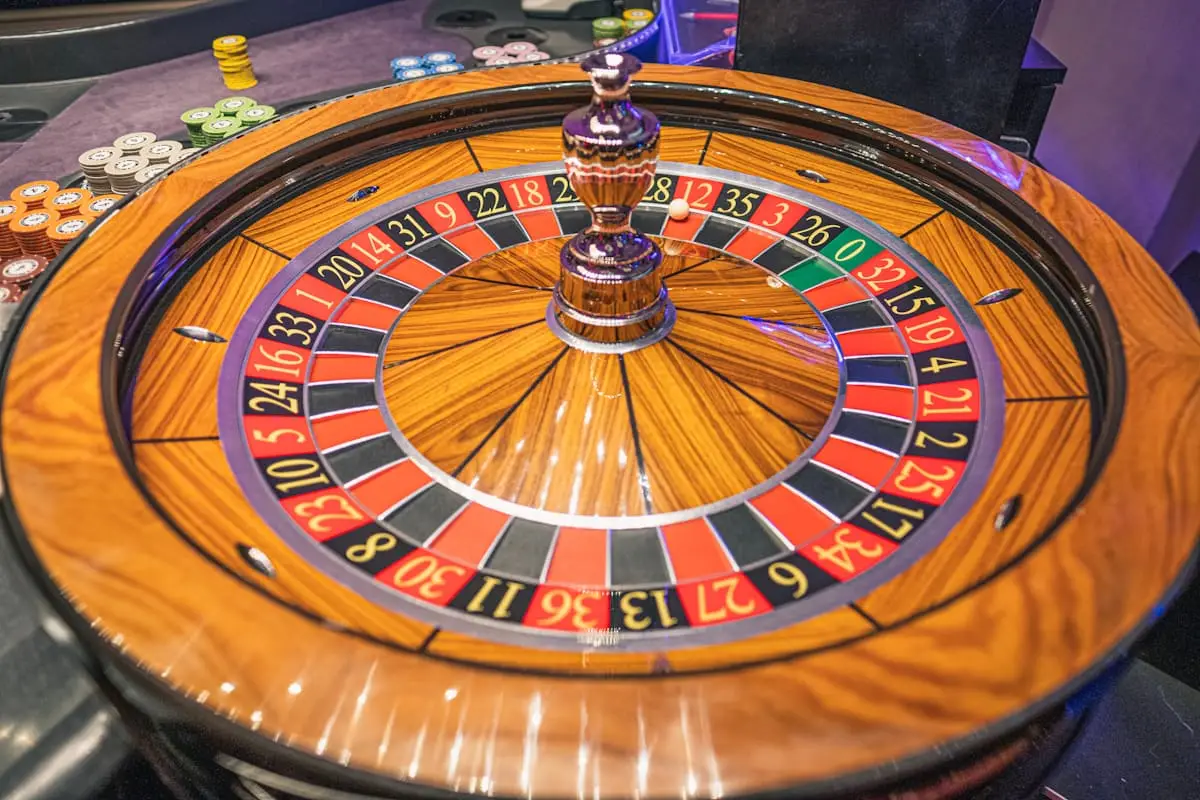 Poker žetoni na igralni mizi