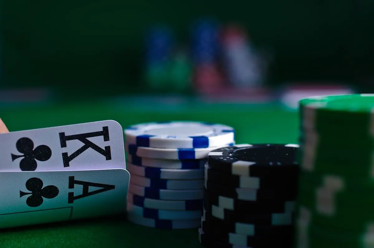 Poker žetoni na igralni mizi